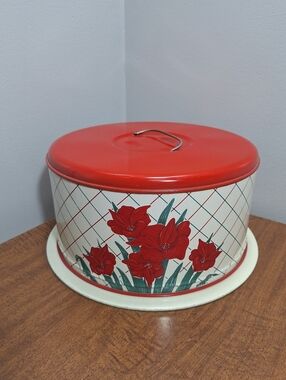 Vtg Tin Floral Cake Carrier/Keeper Red Lillies Locking Lid Cottagecore Granny